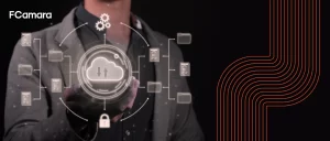 Executivo em frente a painel tecnológico para ilustrar nuvem híbrida