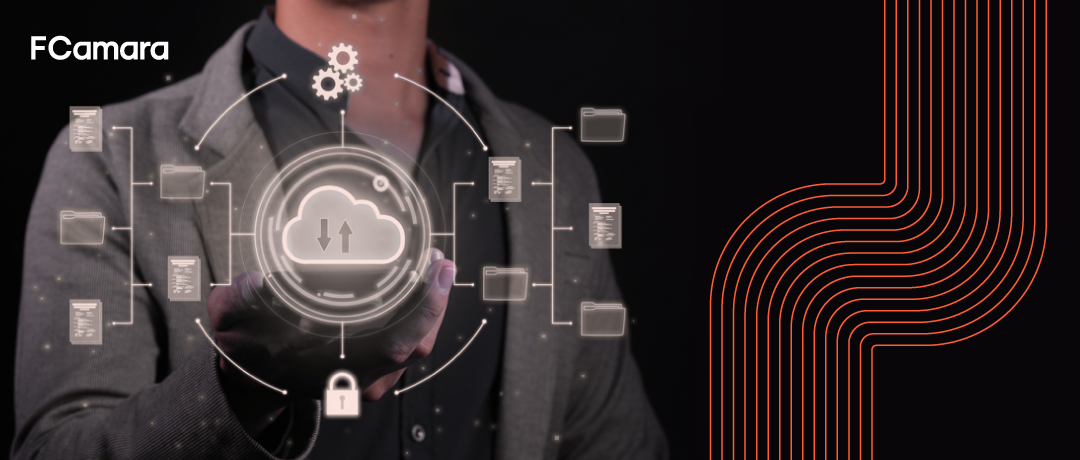 Executivo em frente a painel tecnológico para ilustrar nuvem híbrida