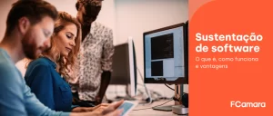 Equipe de TI em frente ao computador para ilustrar o tema sustentação de software