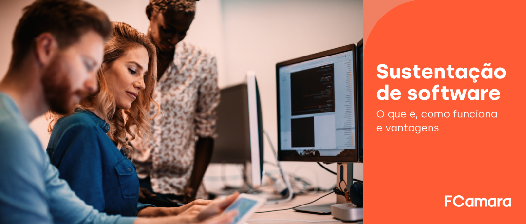 Equipe de TI em frente ao computador para ilustrar o tema sustentação de software
