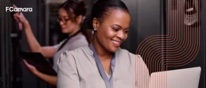 Mulher trabalhando no computador para ilustrar escalabilidade em TI