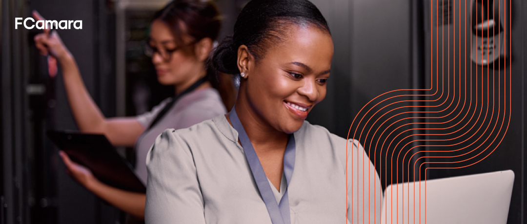 Mulher trabalhando no computador para ilustrar escalabilidade em TI