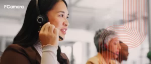 Colaboradora trabalhando com suporte técnico de TI