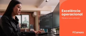 Executiva trabalhando em frente ao computador para ilustrar excelência operacional