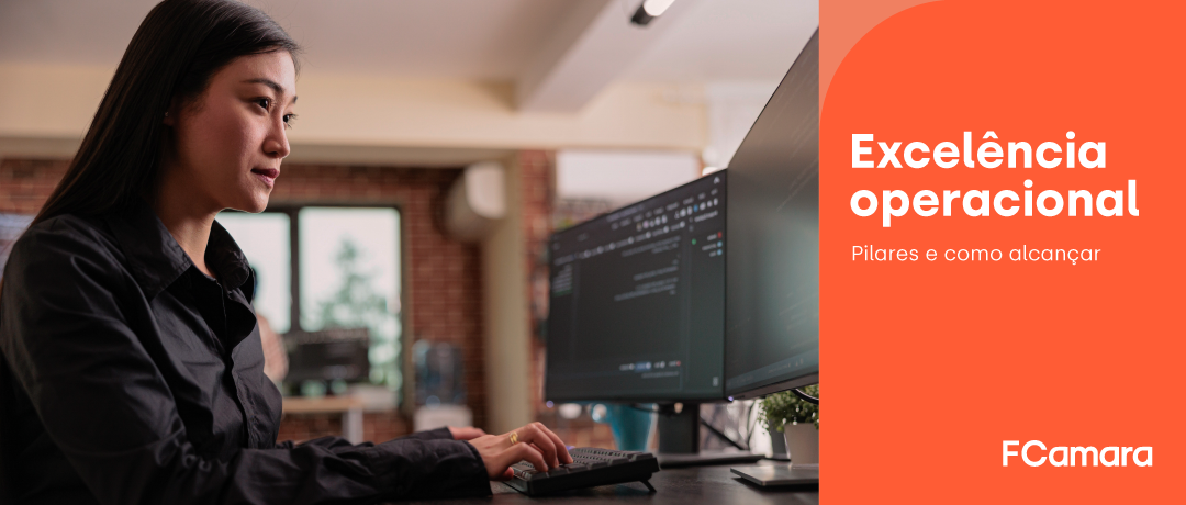 Executiva trabalhando em frente ao computador para ilustrar excelência operacional