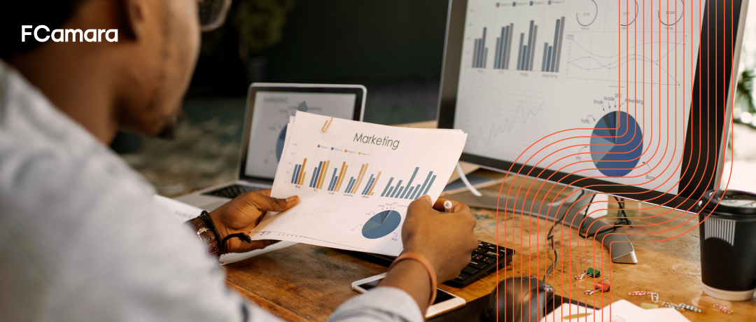 Executivo analisando gráficos no papel para ilustrar project analytics