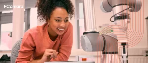 Mulher interagindo com robô para ilustrar automação inteligente com IA