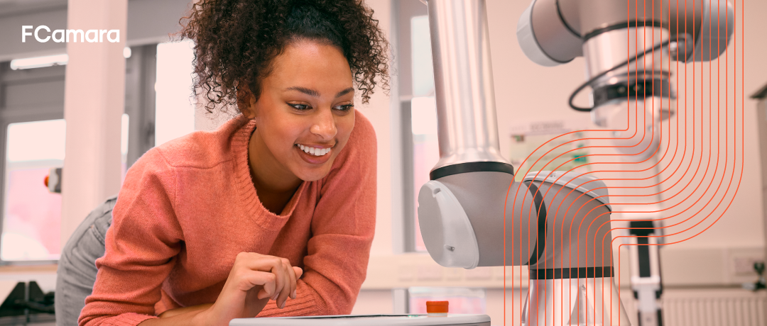 Mulher interagindo com robô para ilustrar automação inteligente com IA