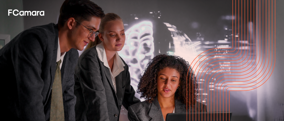 Equipe reunida em frente ao computador analisando ROI de IA