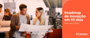 Casal de profissionais com papel na mão analisando roadmap de inovação