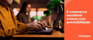 Equipe trabalhando no computador para ilustrar como escalar um e-commerce