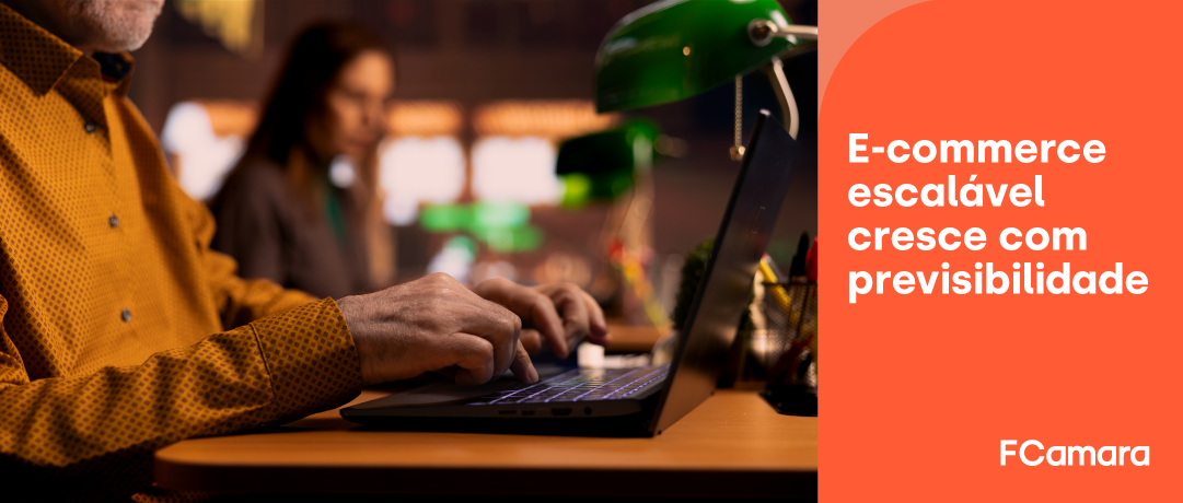Equipe trabalhando no computador para ilustrar como escalar um e-commerce