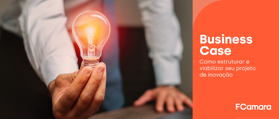 Executivo com lâmpada nas mãos para ilustrar o tema Business Case