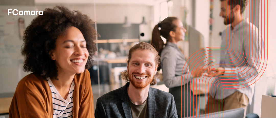 Equipe de trabalho reunida discutindo Canvas de Proposta de Valor