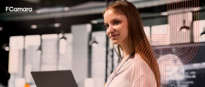 Profissional trabalhando com prompt engineering no computador