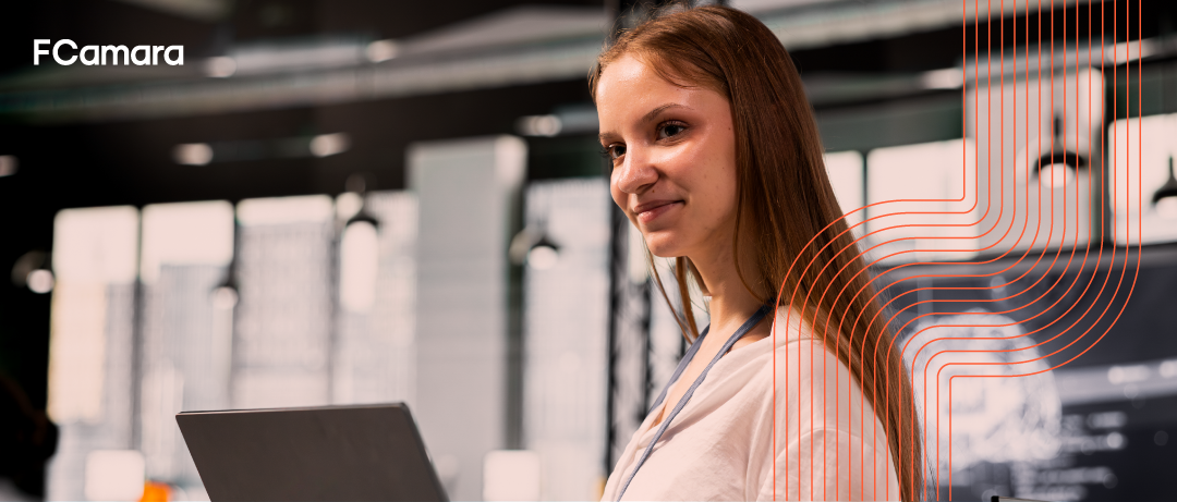 Profissional trabalhando com prompt engineering no computador