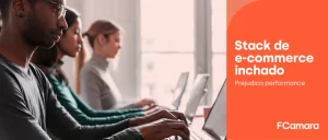 Profissionais trabalhando em frente ao computador para exemplificar stack de ecommerce inchado