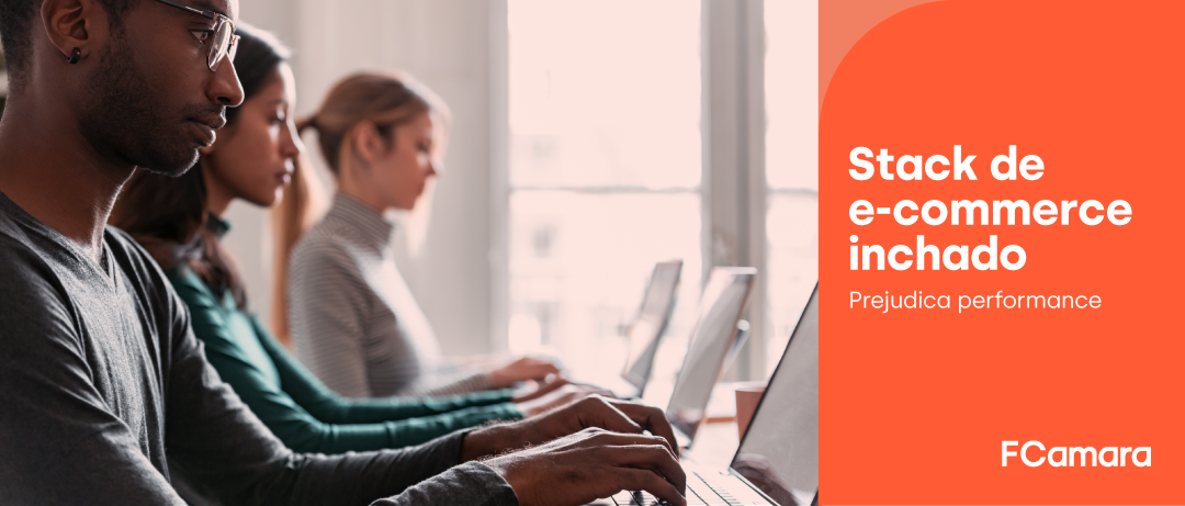 Profissionais trabalhando em frente ao computador para exemplificar stack de ecommerce inchado