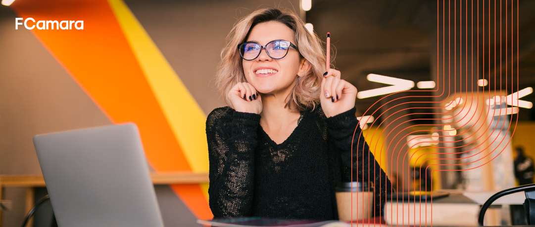 Profissional sorrindo para ilustrar 10 ferramentas de inovação