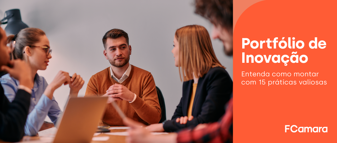 Equipe de trabalho discutindo portfólio de inovação
