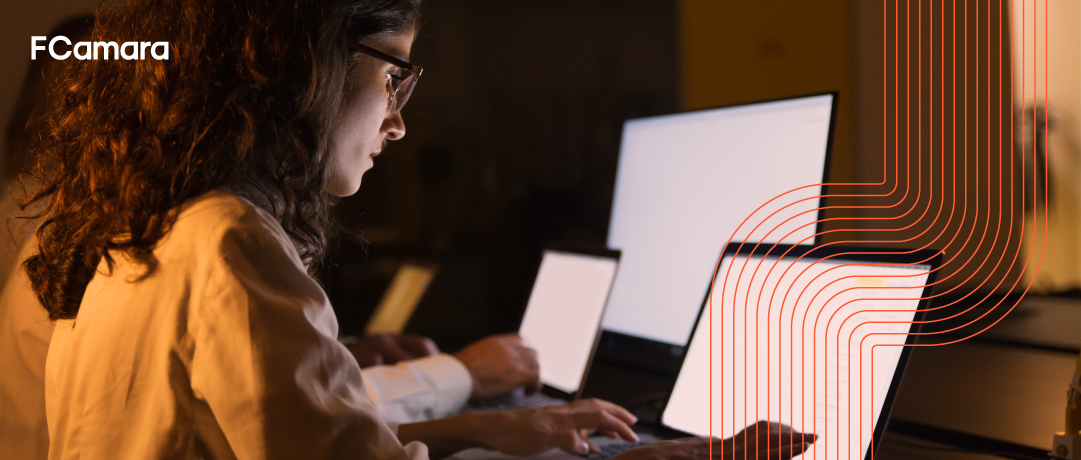 Equipes trabalhando com notebooks para exemplificar AI augmented squad