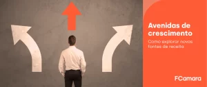 Profissional decidindo entre avenidas de crescimento