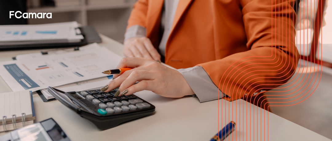 Profissional fazendo contas na calculadora para ilustrar como reduzir custos de IA