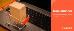 Computador com carrinhos de compras para ilustrar tema jornada de compra digital