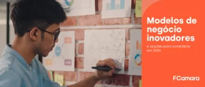 Pessoa anotando informação em painel para ilustrar modelos de negócio
