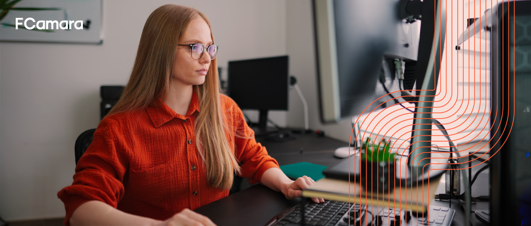 Profissional trabalhando no computador com fine tuning llm