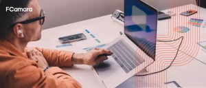 Profissional em frente ao computador para ilustrar maturidade em IA das empresas