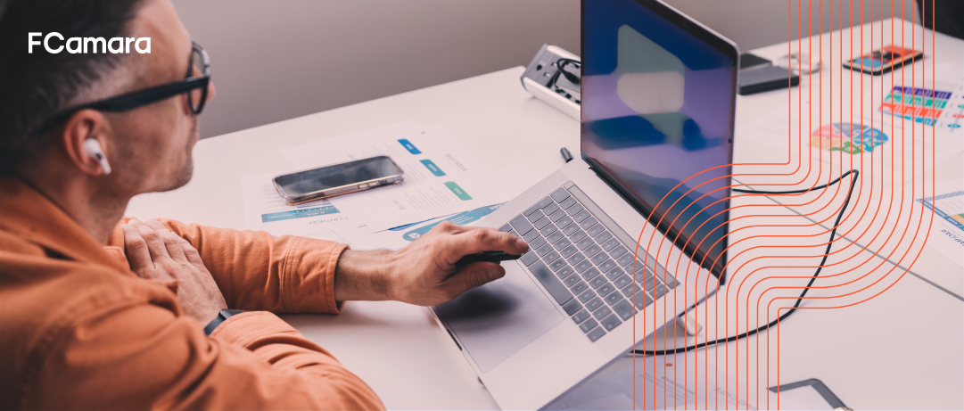 Profissional em frente ao computador para ilustrar maturidade em IA das empresas