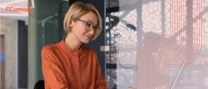 Mulher trabalhando em frente ao computador durante consultoria de IA