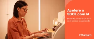 Profissional trabalhando em frente ao notebook acelerando o SDLC AI