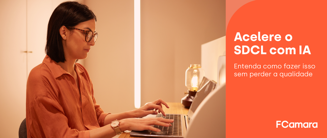 Profissional trabalhando em frente ao notebook acelerando o SDLC AI