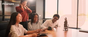Equipe de trabalhando reunida para ai upskilling
